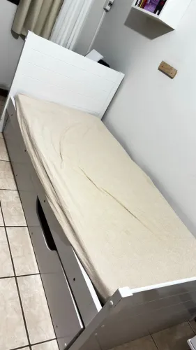 Cama solteiro com auxiliar e colchão