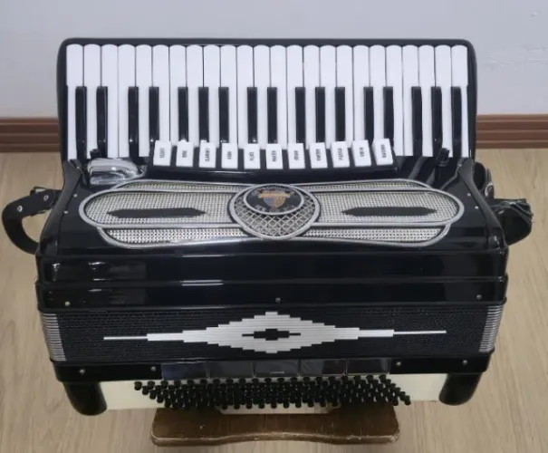 Acordeon Petromilli - 120 baixos - Quarta de voz (Made in Italy)
