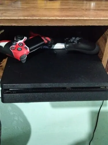 Vende-se ps4 slim , duas manetes , cabos e caixa nota fiscal.