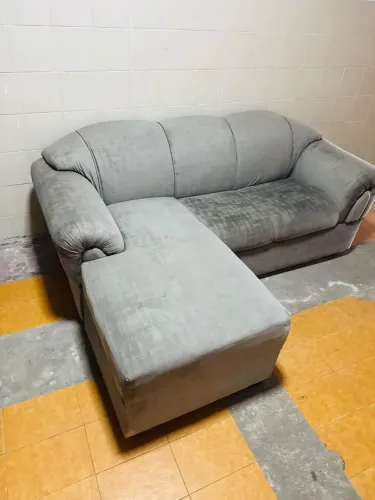 Sofá chaise 3 lugares na cor cinza em ótimo estado de conservação
