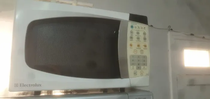 Microondas 25L Electrolux 220V usado