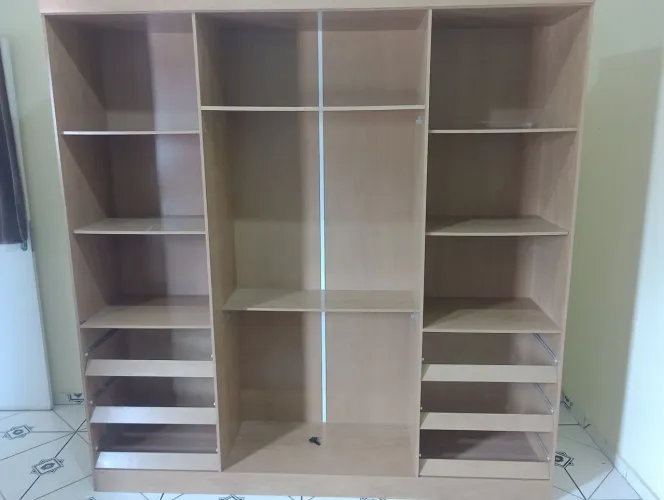 Vendo Quarda Roupa com seis gavetas e espelho nas portas 