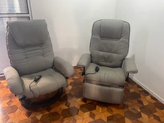 Duas poltronas reclináveis com massageador