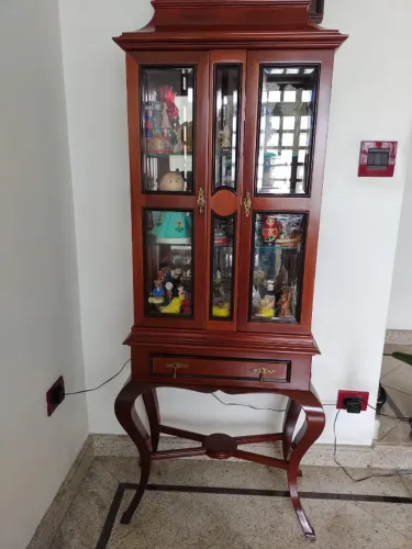 Cristaleira Clássica de Madeira com Vidros e Prateleiras de Vidro