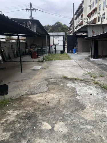 Ampla área, com escritório e banheiro.