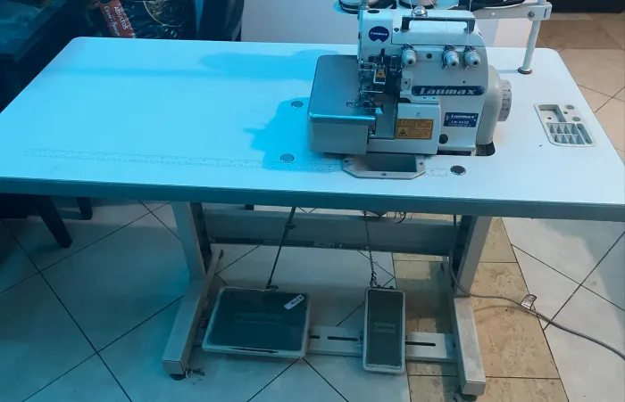 Máquina industrial overloque