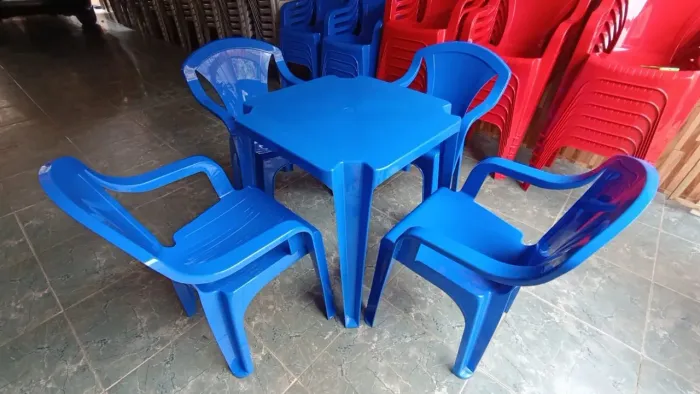 Mesas e cadeiras de plástico azul