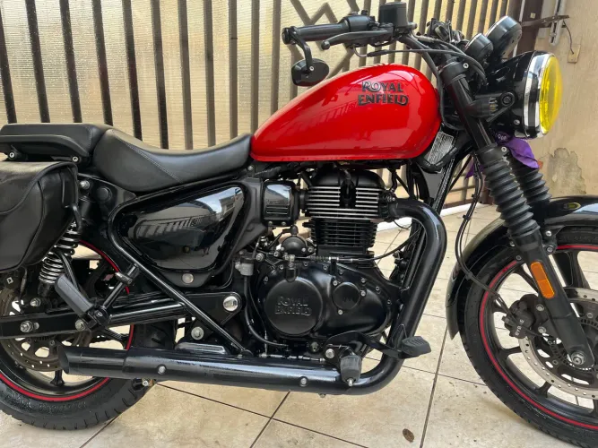 Royal Enfield Meteor 350 Vermelha