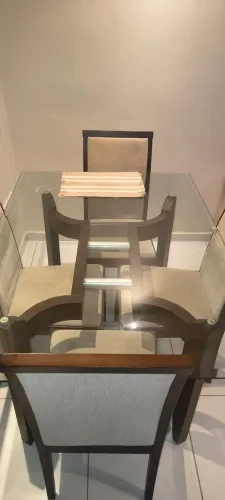 Mesa de Jantar em bom estado.