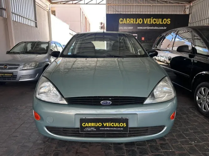 Ford Focus 1.8 16V 5P 2001