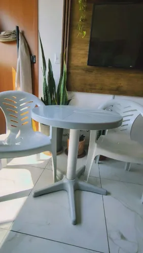 Cadeiras e mesa de plástico 
