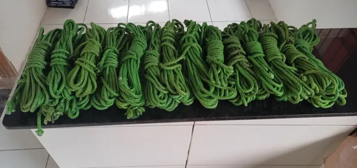 Corda de seda trançada, 30 fechos de aprox. 08 a 10m cada.. Não faço entrega.