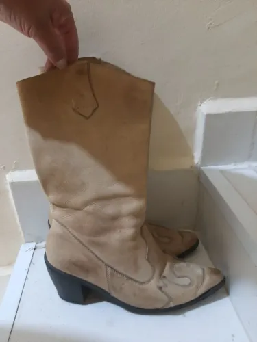 Bota cano médio em couro. 