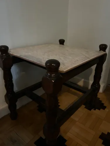 Mesinha lateral estilo colonial tampo em lajota rústica.