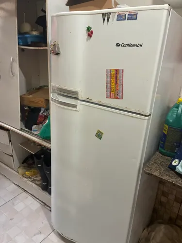 Vende-se uma geladeira 