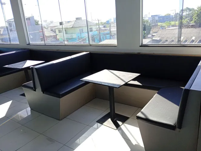 Sofá e mesas para bares e restaurante valor 800 para retirar no local  chama  proposta 
