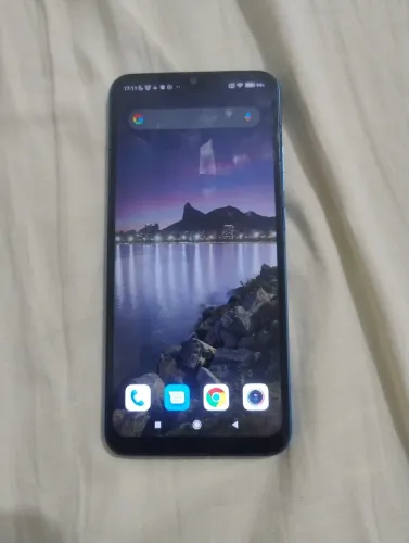 Celular semi-novo com algumas marquinhas de uso redmi note 10 com carregador 