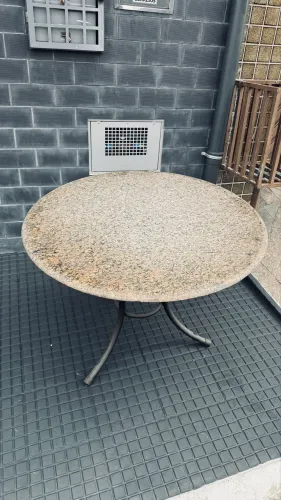 Mesa Standar em granito com design moderno e elegante. Base em metal
