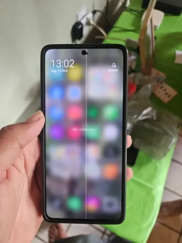 Xiami poco X7 pro, 256 e 8 de ram, está com um detalhe próximo da câmera e uma lista