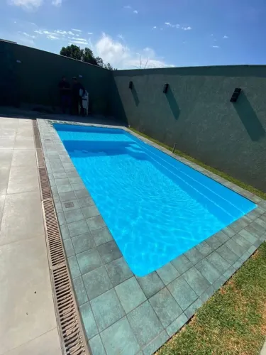 Piscina de 6 metros com prainha 