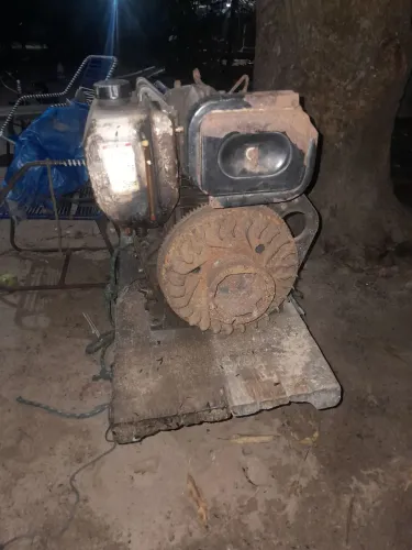 Motor de poupa marca  branco 10 hp funcionando perfeitamente, vai com tudo hélice e eixo