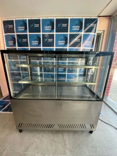 VITRINE ALTA REFRIGERADA EM AÇO INOX