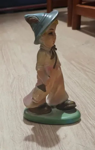 Escultura de gesso homem carregando garrafa
