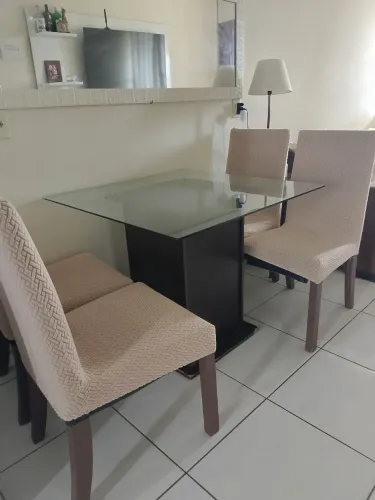 Mesa com quatro cadeiras!