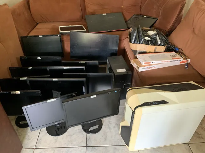 Lote de Informatica, monitores CPUs