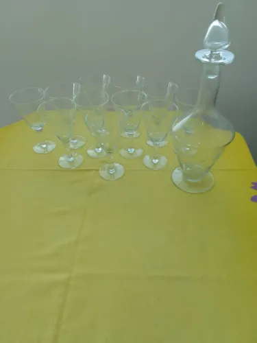 Conjunto de 12 taças e 01 jarra em cristal lapidado.