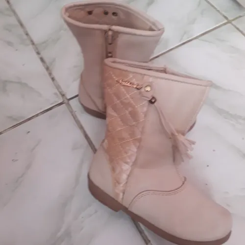 Bota infantil com ziper e detalhe do lado Tamanho 25 muito confortável otimo presente D 12