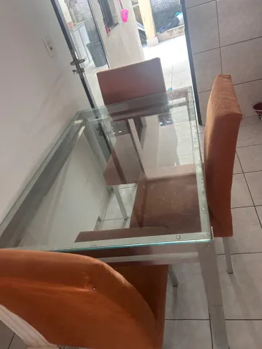 Mesa de vidro com 4 cadeiras estofadas