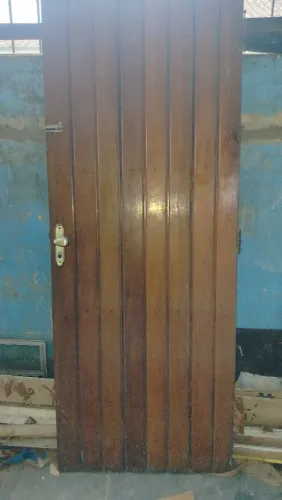 Porta de madeira macissa 2,10x0,90mts
