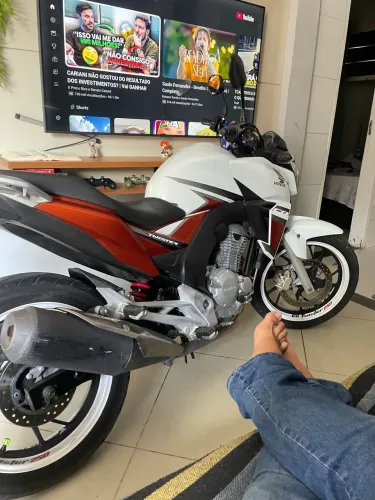 Vendo cb twister 250cc , a mais nova do estado