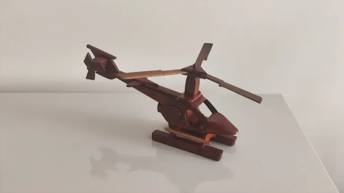 helicóptero de madeira