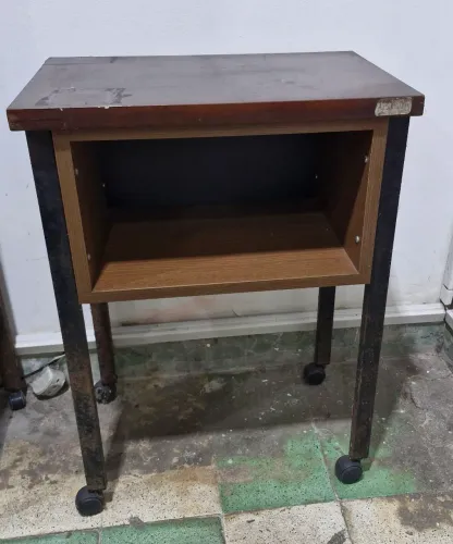 Mesa de apoio - Caixa de madeira e pernas de metal com rodinhas - Usado