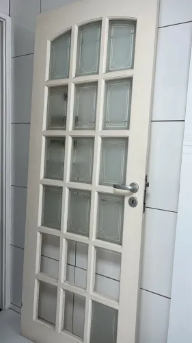 Porta branca com vidros 