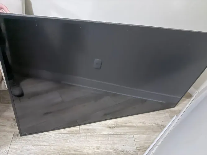 TV Samsung 75" com "tela quebrada" modelo UN75RU7100G
