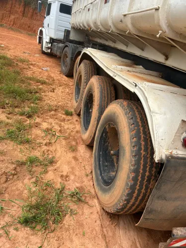 Vende se essa carreta basculante