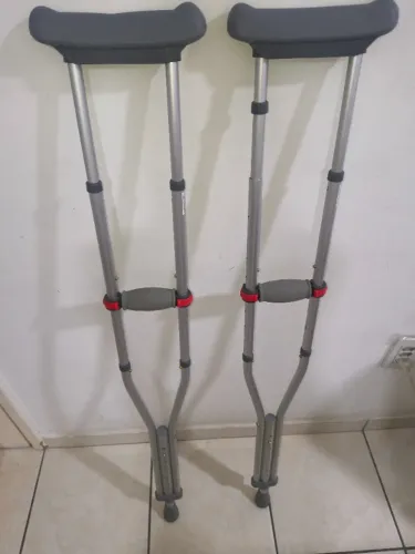 Muleta axilar universal semi nova, em excelente estado. Usada apenas durante 15 dias.