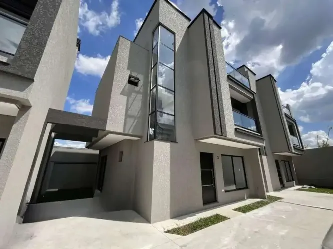 Sobrado Padrão para Venda no Capão Raso Curitiba-PR