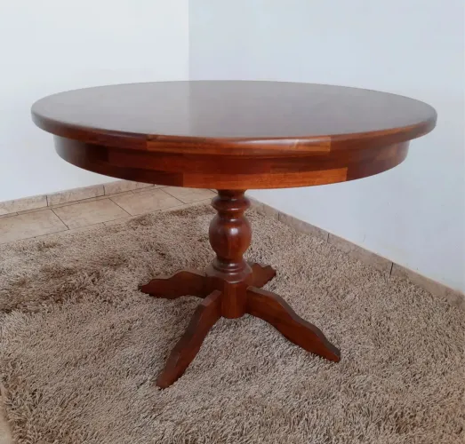 Mesa redonda de madeira