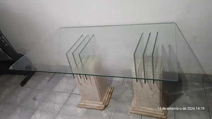 Mesa de vidro com pés de mármore