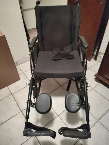 Vendo Cadeira de Rodas Reclinável Ortomobil.