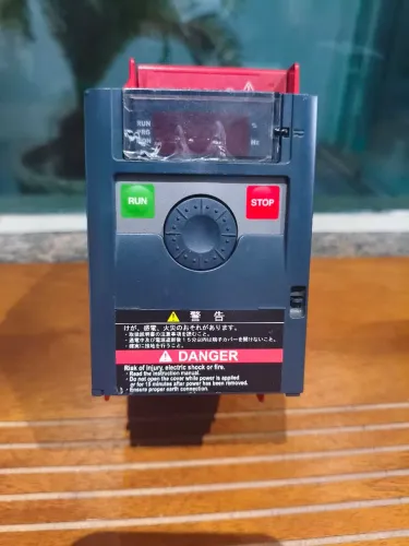 Inversor De Frequência Toshiba VF-nC3 1CV / 1,5CV 220V (VFNC3-2007P)