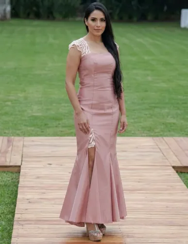 Vestido de festa de luxo tamanho 38-p no tom de rose gold com bordado em renda