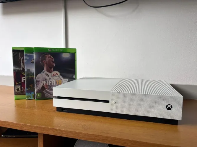 Xbox One + 3 Jogos de Brinde - Ótimo Estado