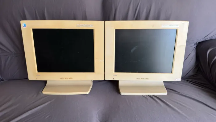 2 Monitores IIYAMA LCD 14 Pol. Made in Japan