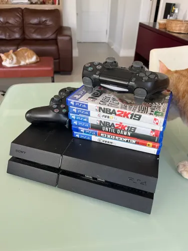 Playstation 4 + 2 Controles + Jogos, funcionando perfeitamente.