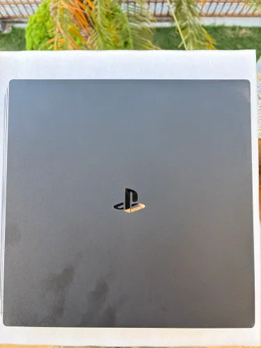 PlayStation 4 pro 1TB com 2 controles pouco uso